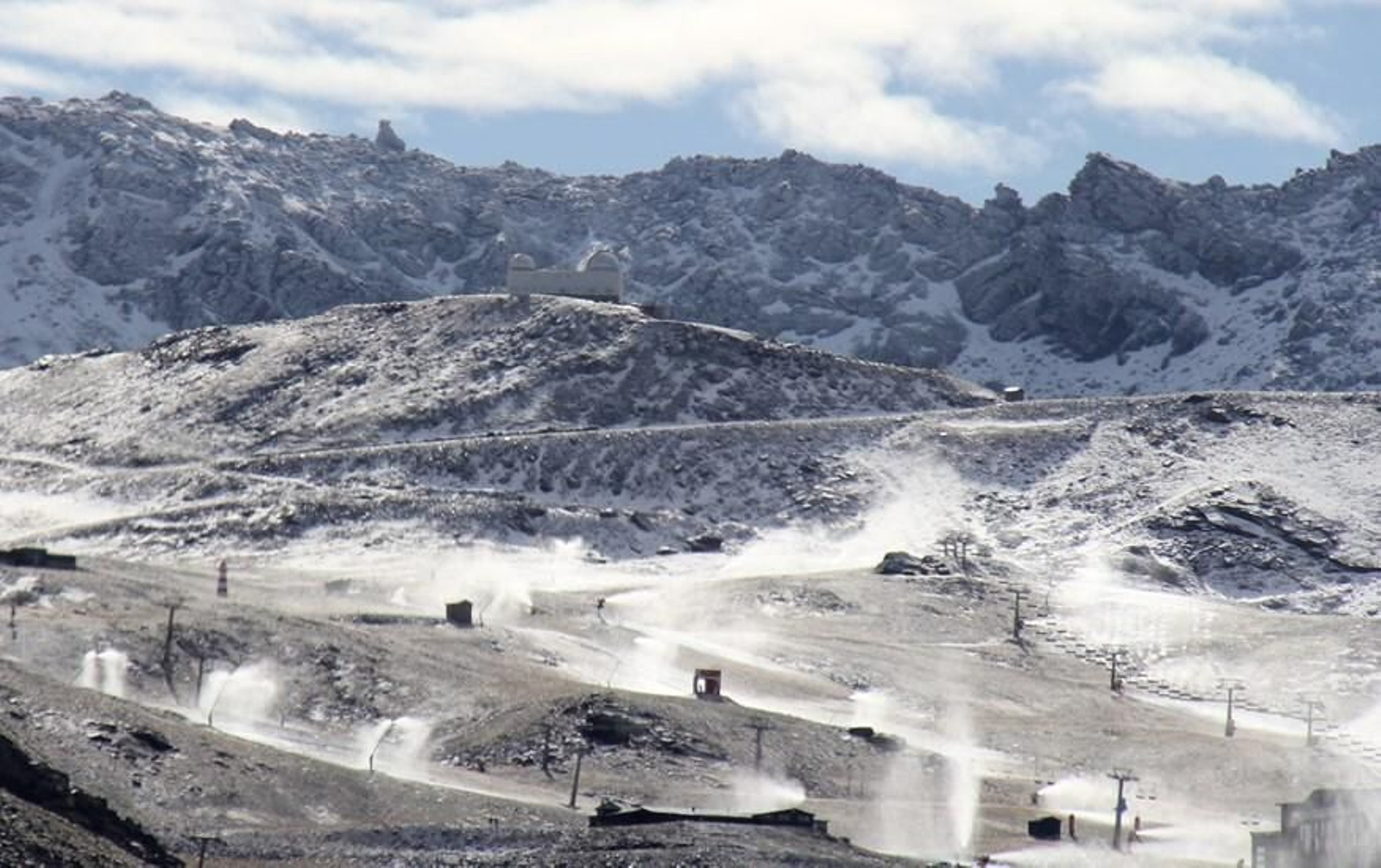 Las imágenes de cómo se prepara Sierra Nevada para la temporada de esquí