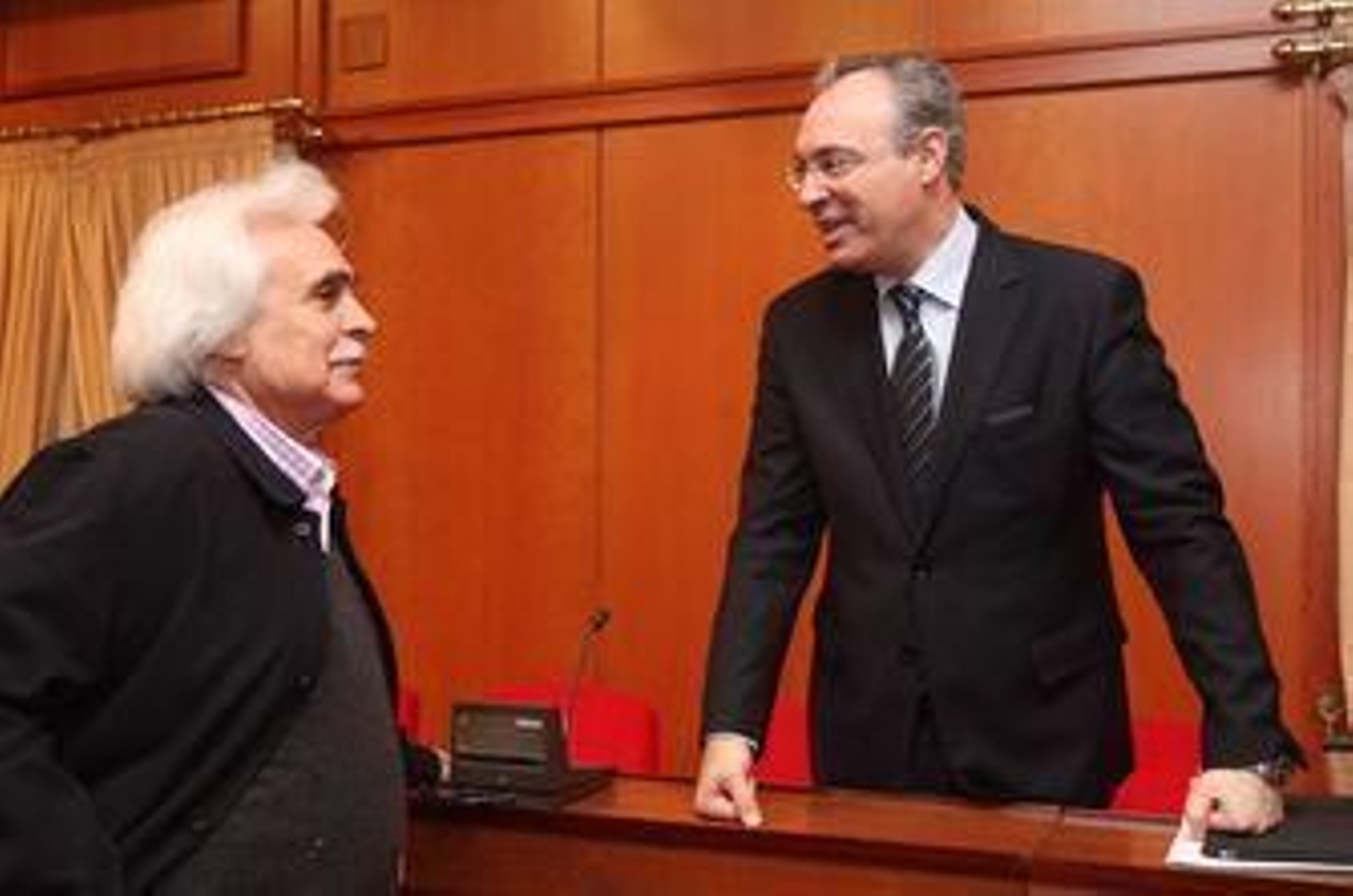 Durán expone su declaración de la renta y la de su mujer e insta a Nieto y ediles del PP a hacer lo mismo