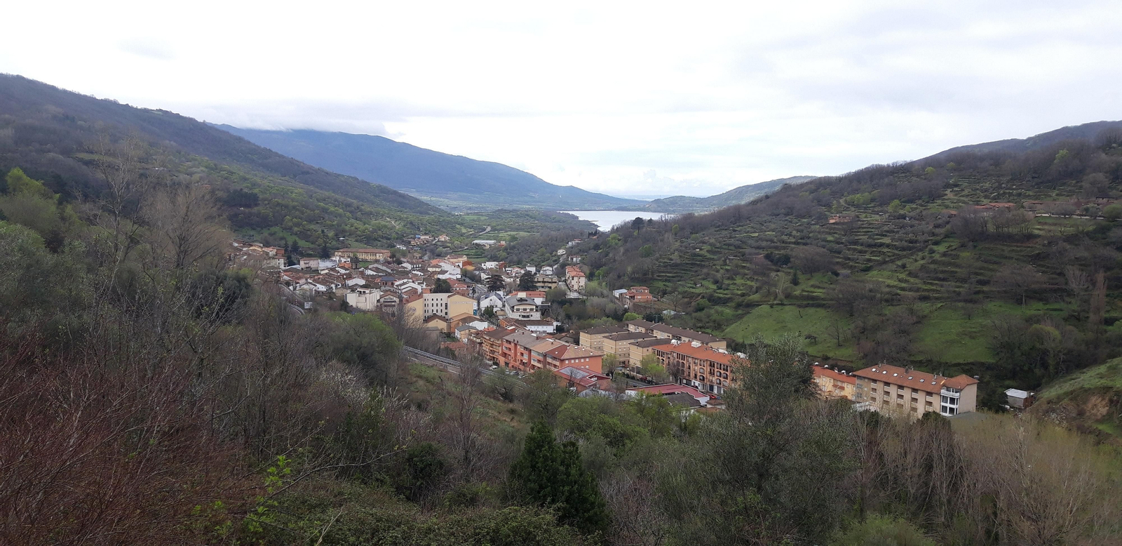 Vistas de Baños de Montemayor, con su embalse al fondo.