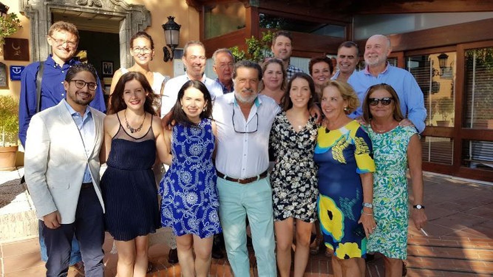 El homenajeado Carlos Sánchez Bernal con Maxin Shub, Inés Saucedo, Federico Rodríguez-Rubio, Delfín González, Domingo Solano, Francisco Estudillo, Iván Revelo, Sara Díez, Elba Camelón, Ana Rodriguez, María Camacho, Marita Merino y Vitoctoria González.