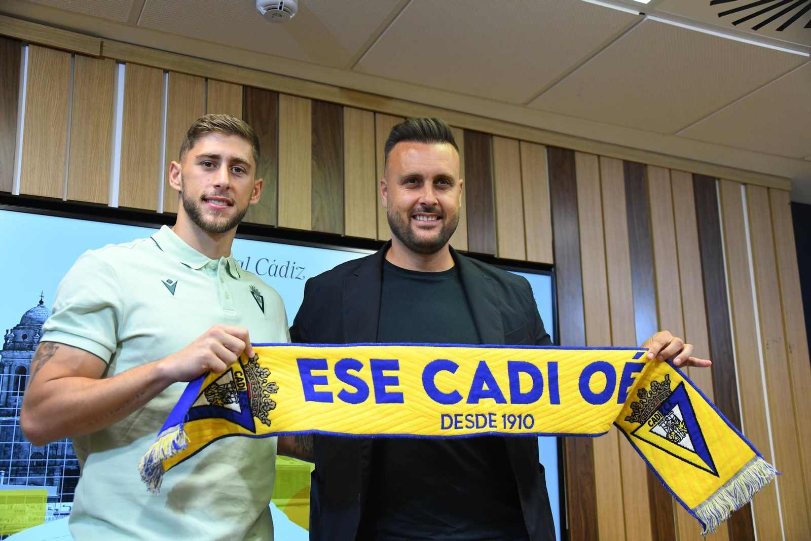 Jorge Moreno y Juan Cala sostienen una bufanda del equipo.