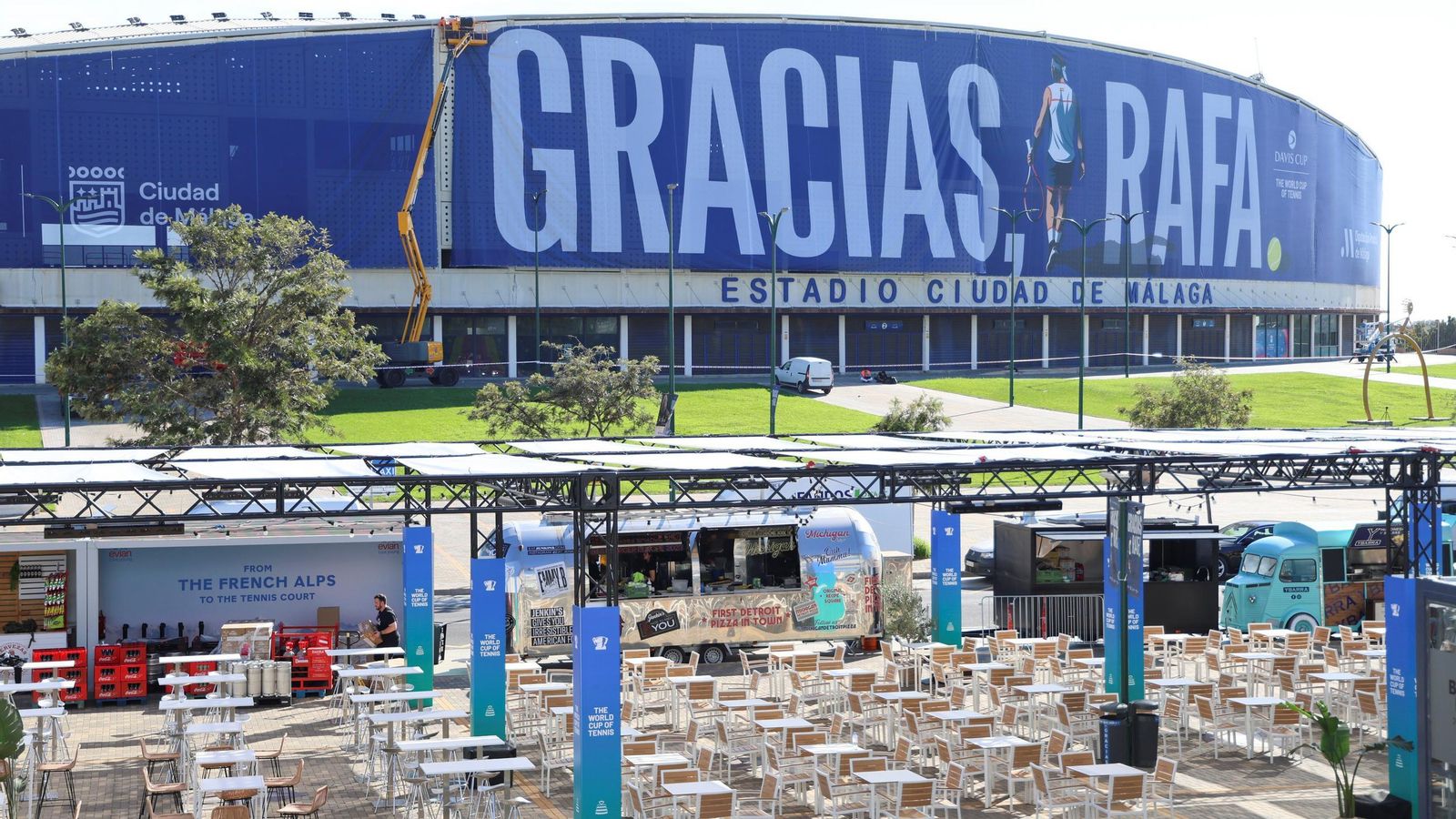 La pancarta de homenaje a Rafa Nadal en el Ciudad de Málaga, en imágenes