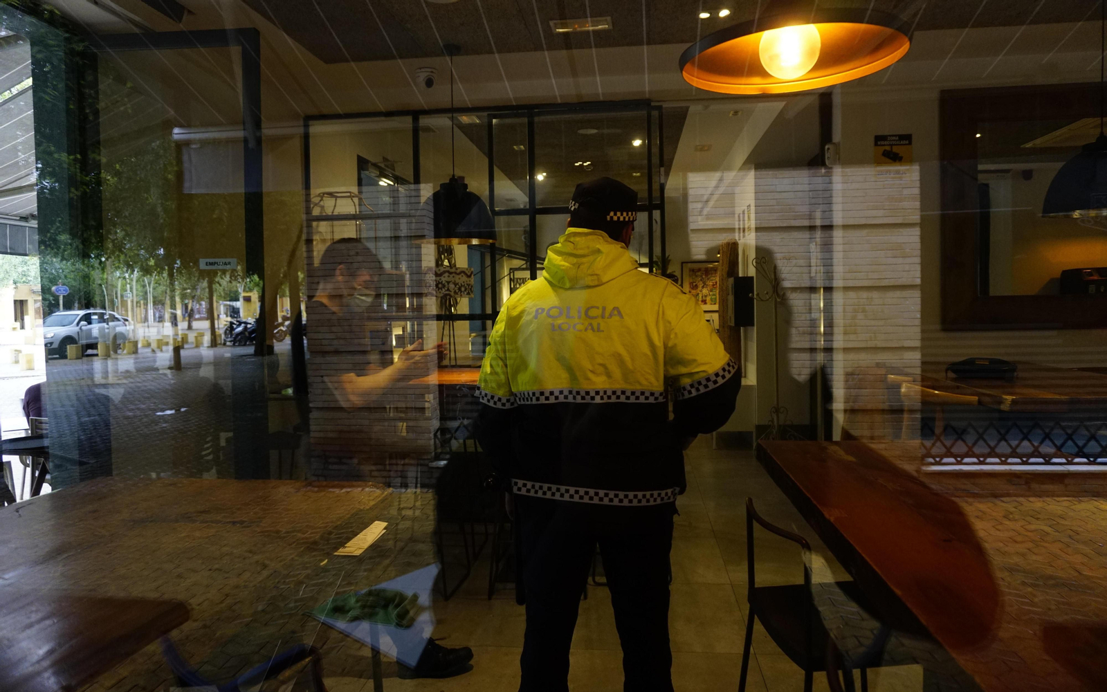 Inspección de la Policía Local en un bar de Sevilla.