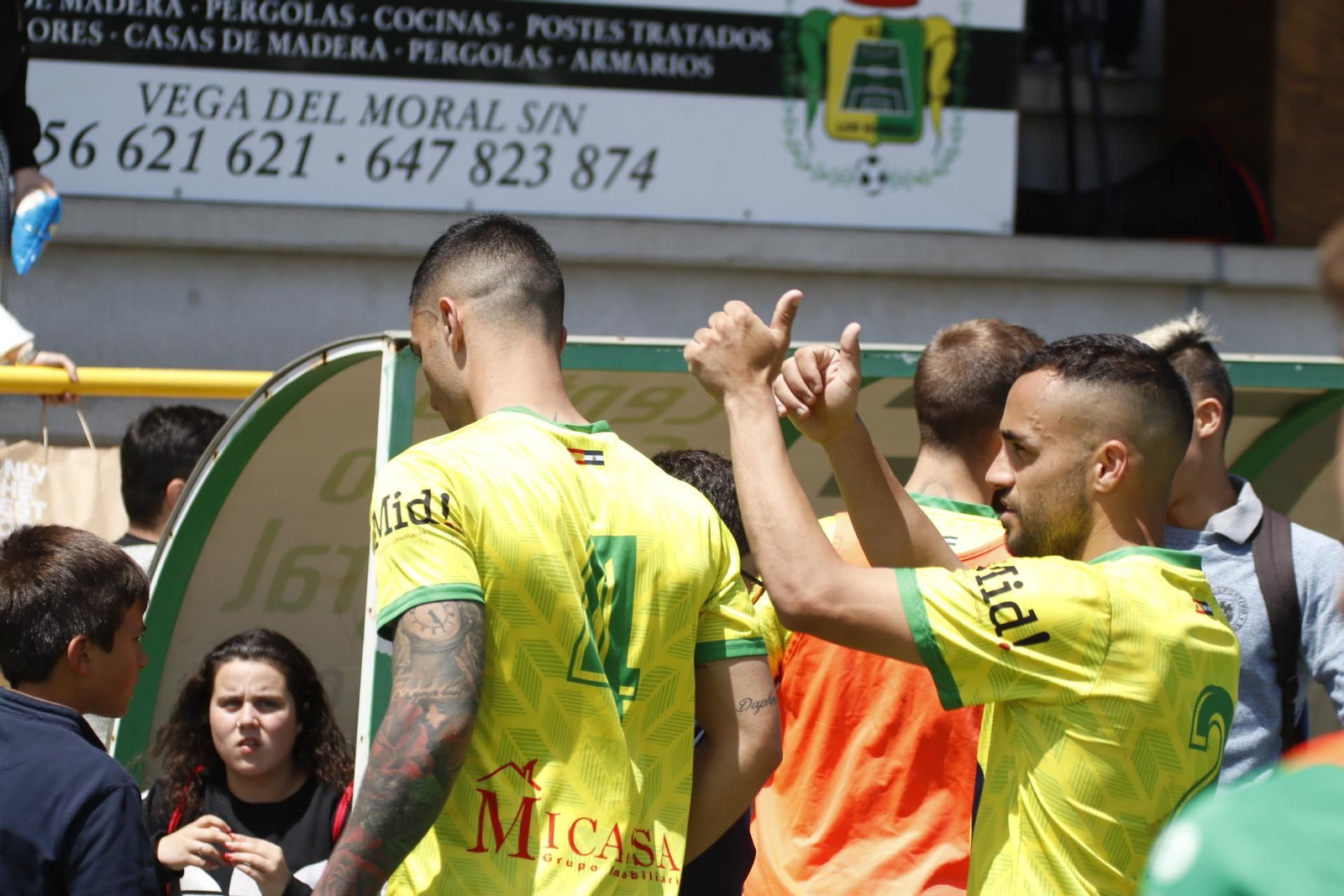 Sergio Iglesias saluda a la afición tras la última victoria.