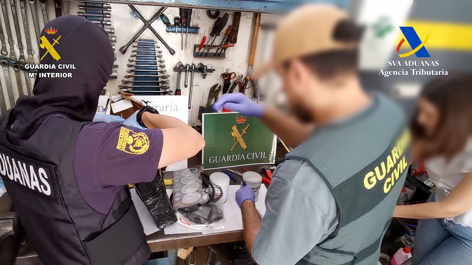 Agentes de la Guardia Civil y Vigilancia Aduanera extraen la droga del paquete.