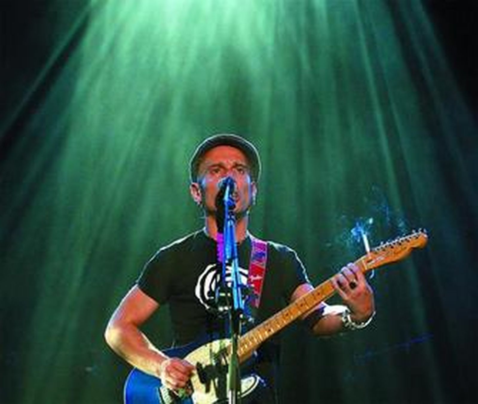 Fito Cabrales, en un concierto de la pasada gira de presentación de 'Por la boca vive el pez'.