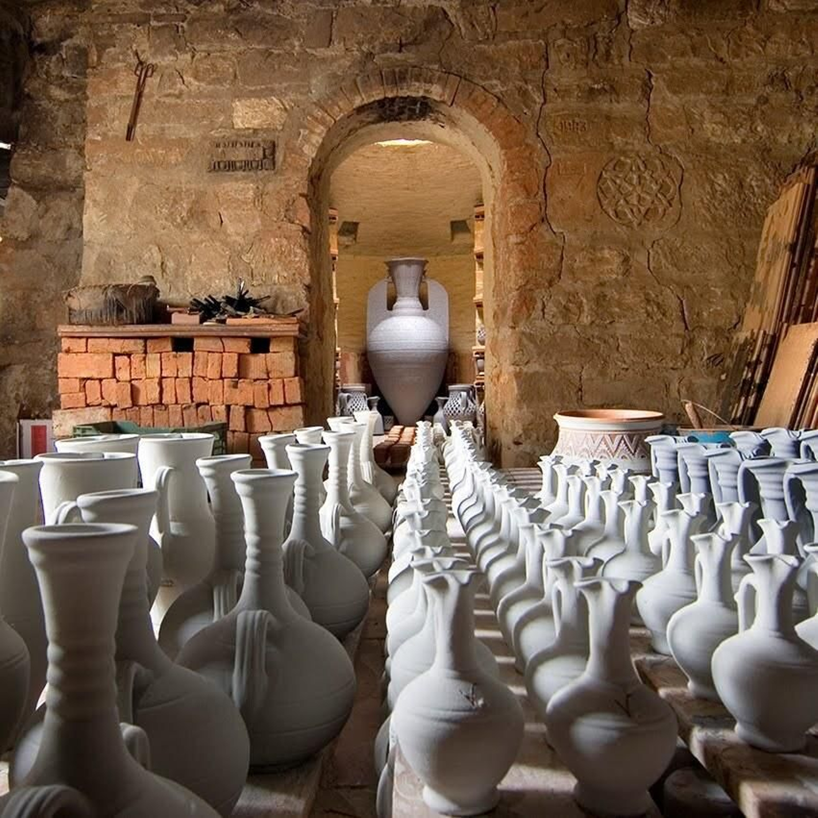 En el alfar de Pablo Tito y Museo de Alfarería Paco Tito se mantiene viva la tradición alfarera que, tras generaciones, continúa elaborando diversas piezas y utensilios de barro.