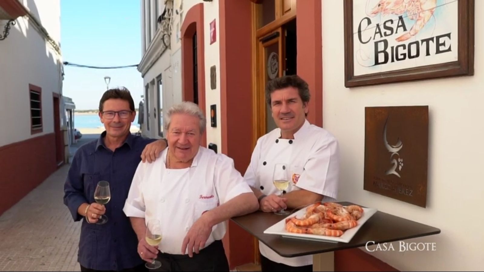 Fernando Hermoso, el responsable de Casa Bigote, junto a sus dos hijos.