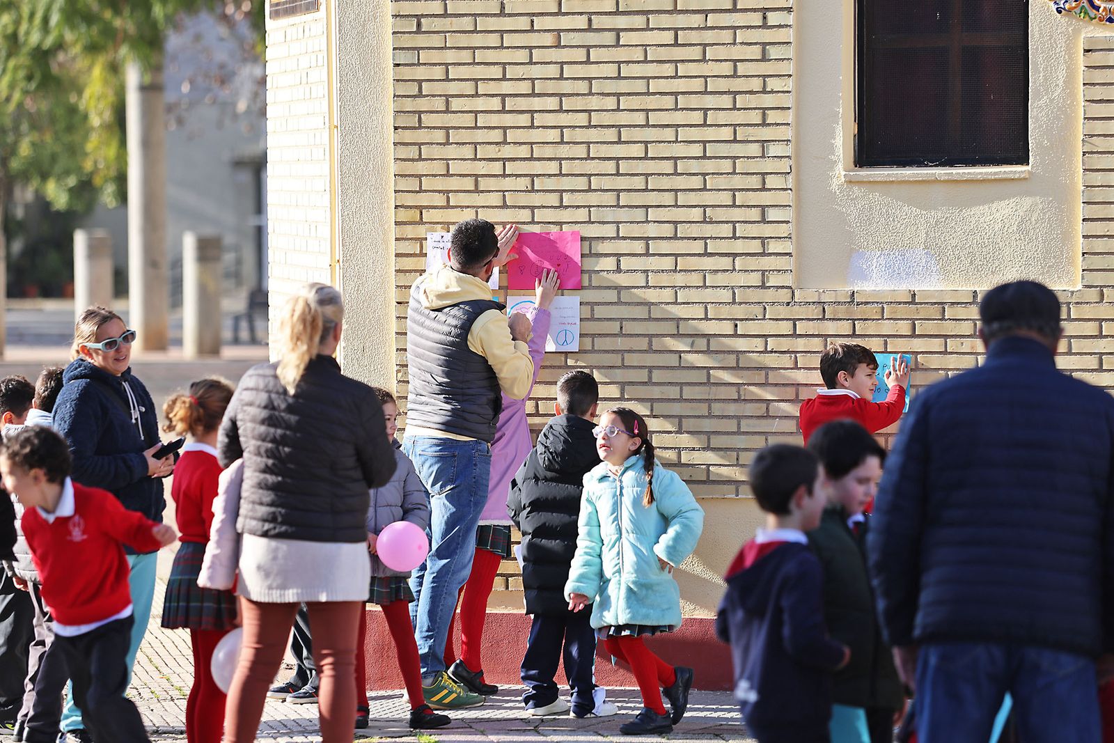 Imágenes del acto del Día a la No Violencia y la Paz del Colegio La Hispanidad
