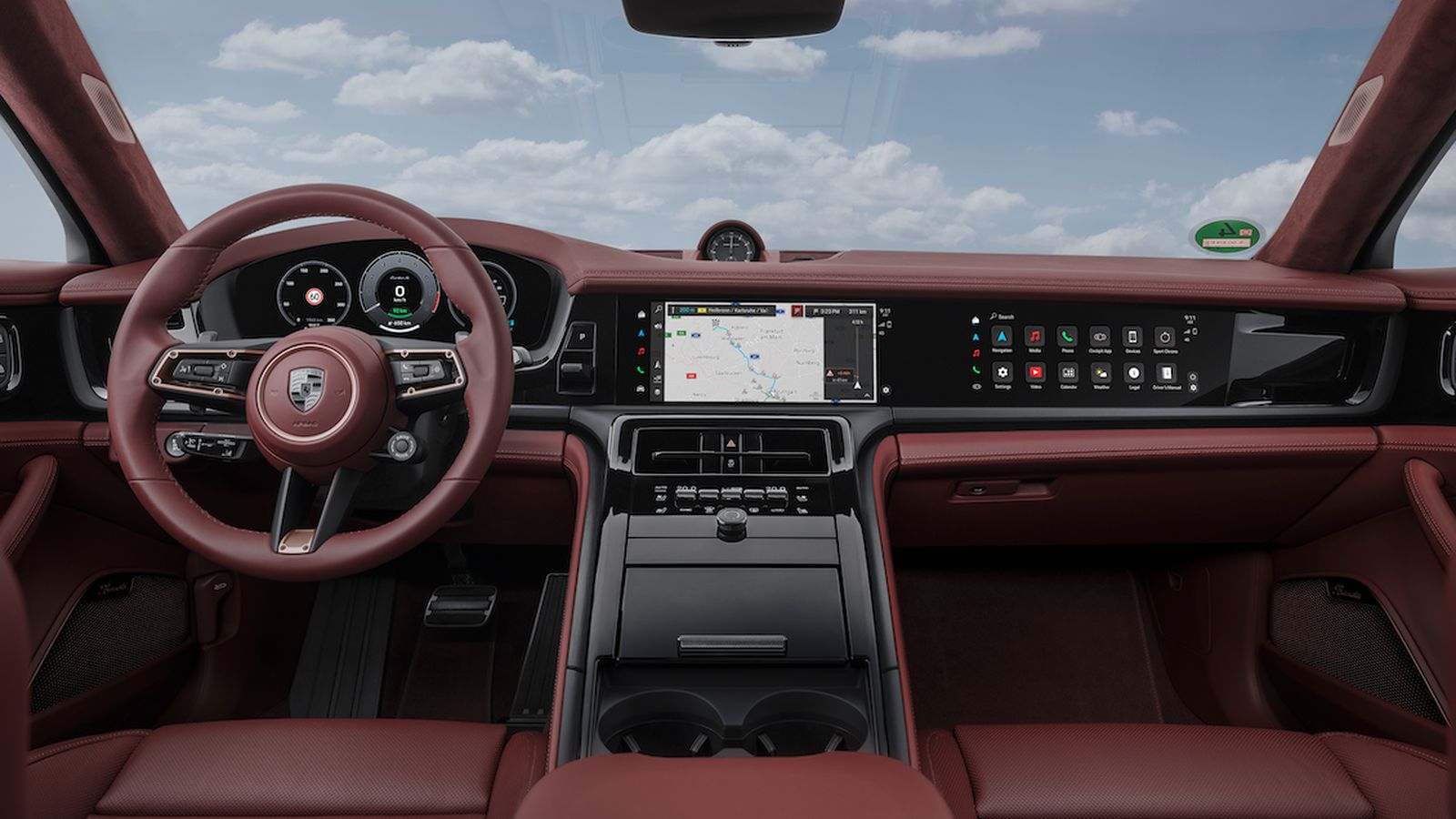 Los Panamera incorporan, entre otras mejoras,  una mayor integración de Apple CarPlay; la transmisión de vídeo en la pantalla opcional del pasajero y la posibilidad de aparcar el vehículo desde el exterior mediante una aplicación para smartphone.