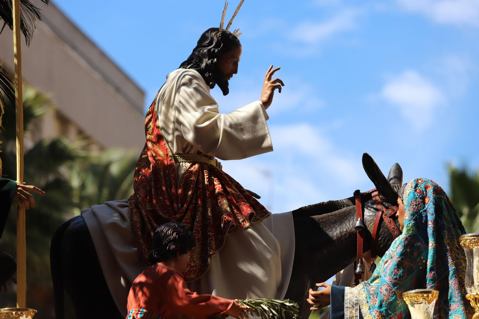 Imágenes del recorrido de la Borriquita  por las calles de Huelva