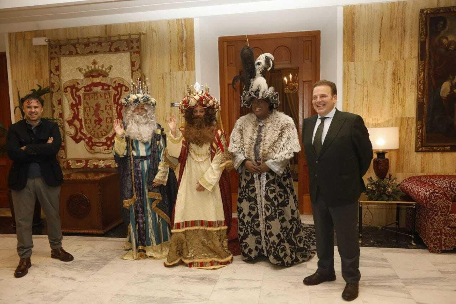Juan Serrano, los Reyes Magos y Julián Urbano, en el Ayuntamiento de Córdoba. Juan Serrano, los Reyes Magos y Julián Urbano, en el Ayuntamiento de Córdoba.