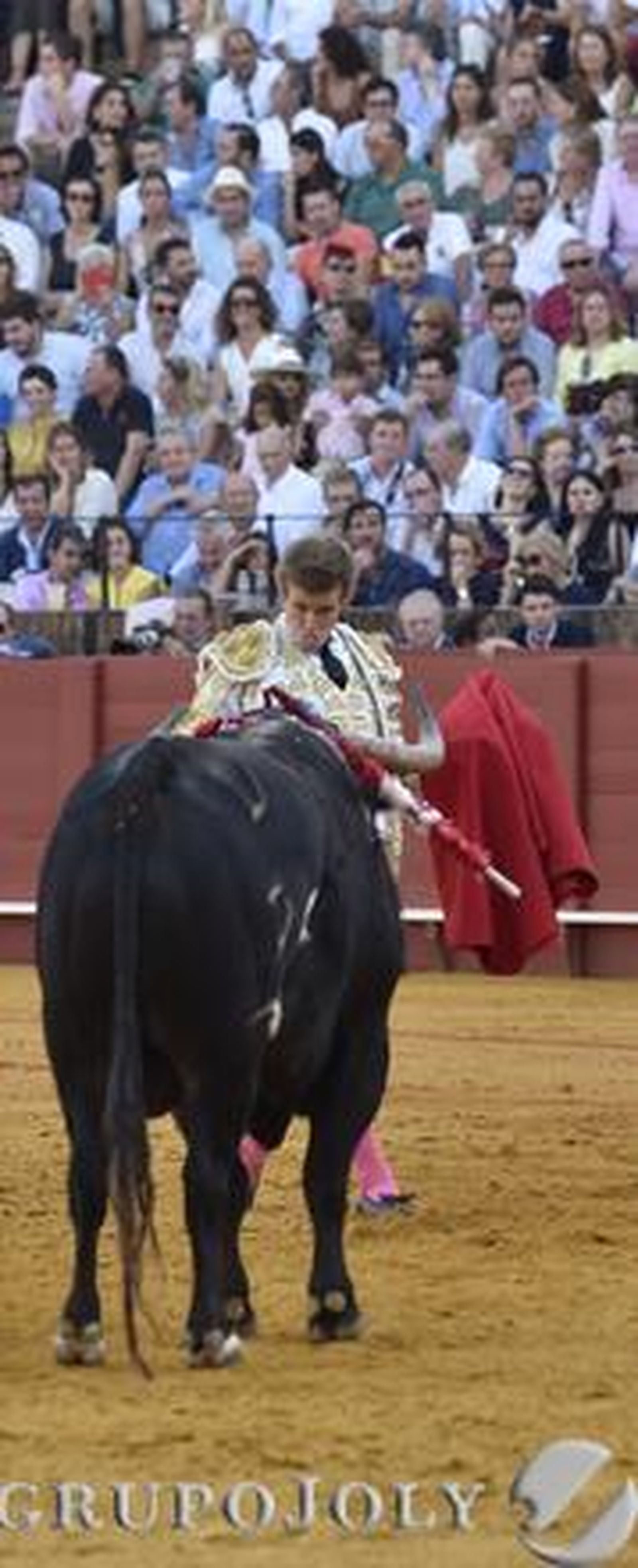 Javier Jiménez en el tercer toro./ Juan Carlos Vázquez