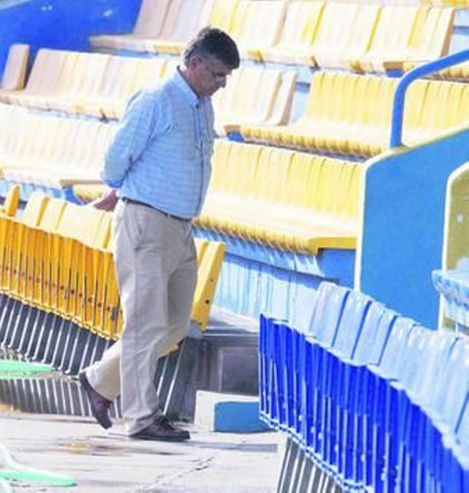 Julio Peguero, abandonando la Tribuna de Carranza.