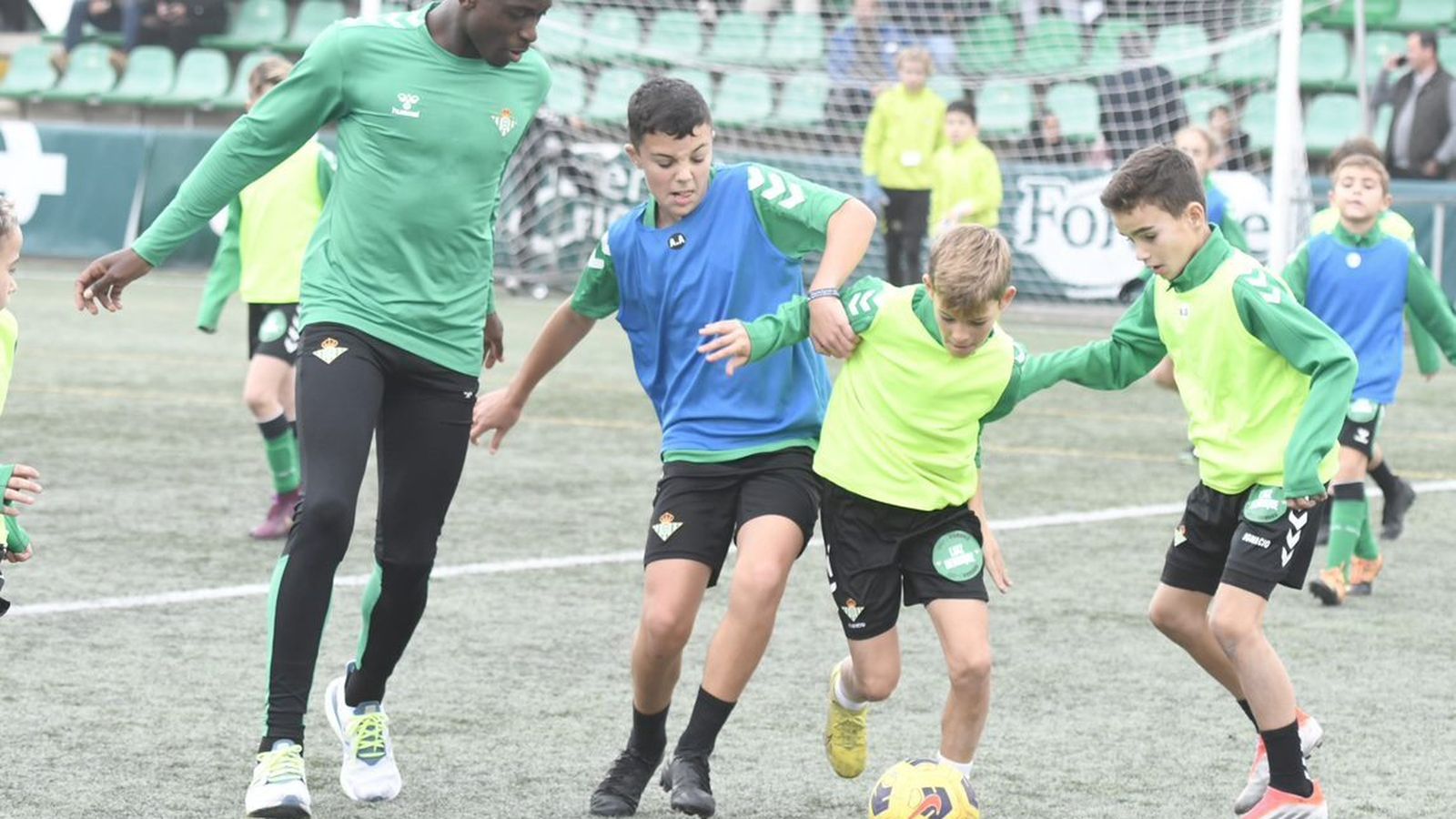 Luiz Henrique juega un partido con algunos canteranos.