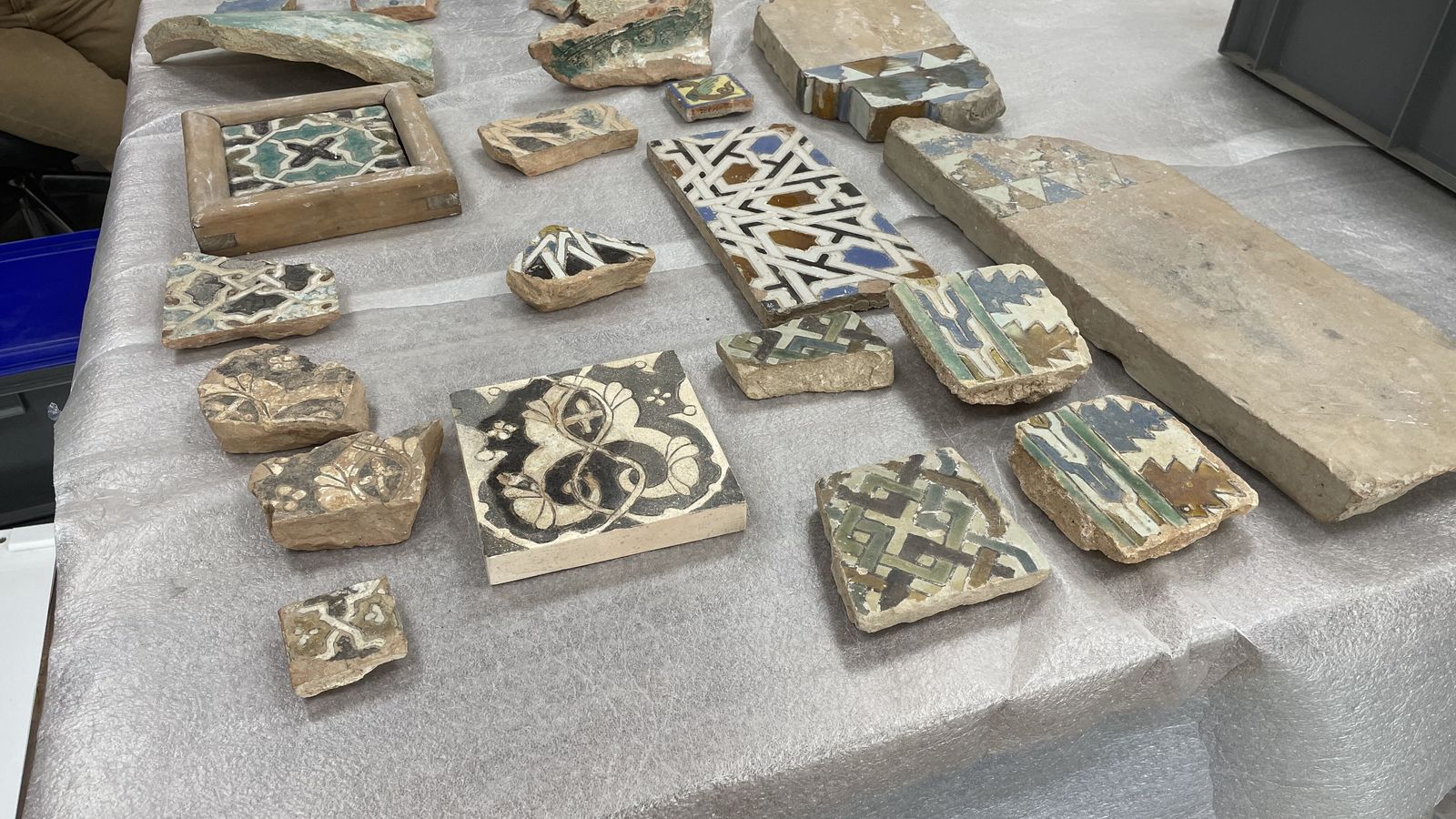 Varias de las piezas en proceso de catalogación