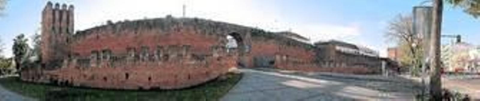 El paseo de ronda entre la barbacana y la muralla.