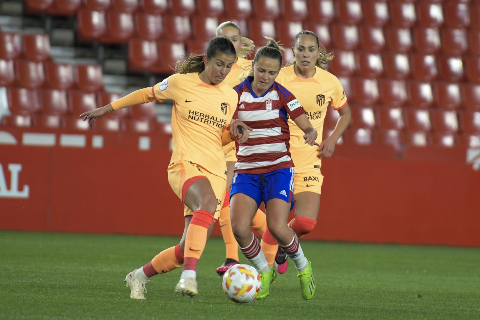 Pugna por el balón en una acción del partido de este miércoles