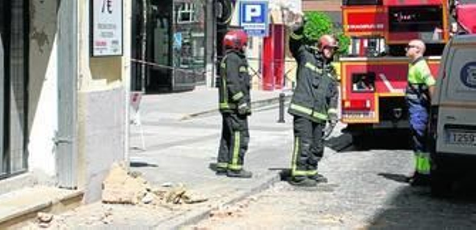 Bomberos y técnicos municipales trabajan en la zona, en la que se pueden ver los restos de la actuación de saneamiento realizada.
