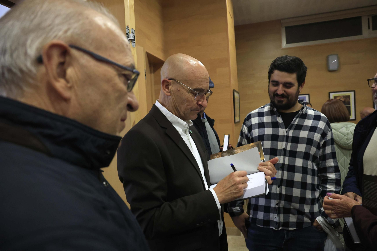 Las fotos de la presentación del libro de Ángel Sáez 'Como el viento de Levante'