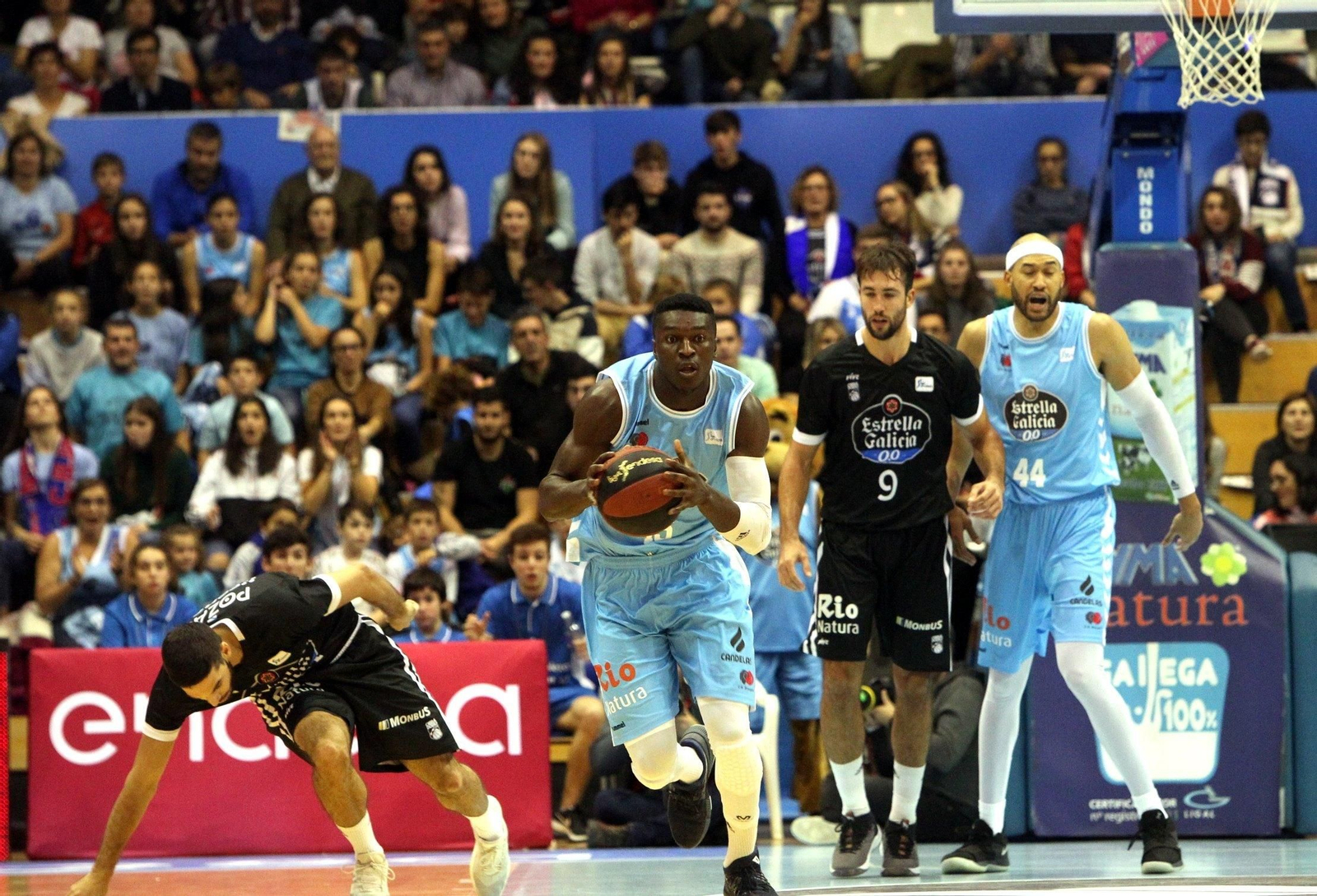 Romaric bota el balón en un partido con el Breogán.