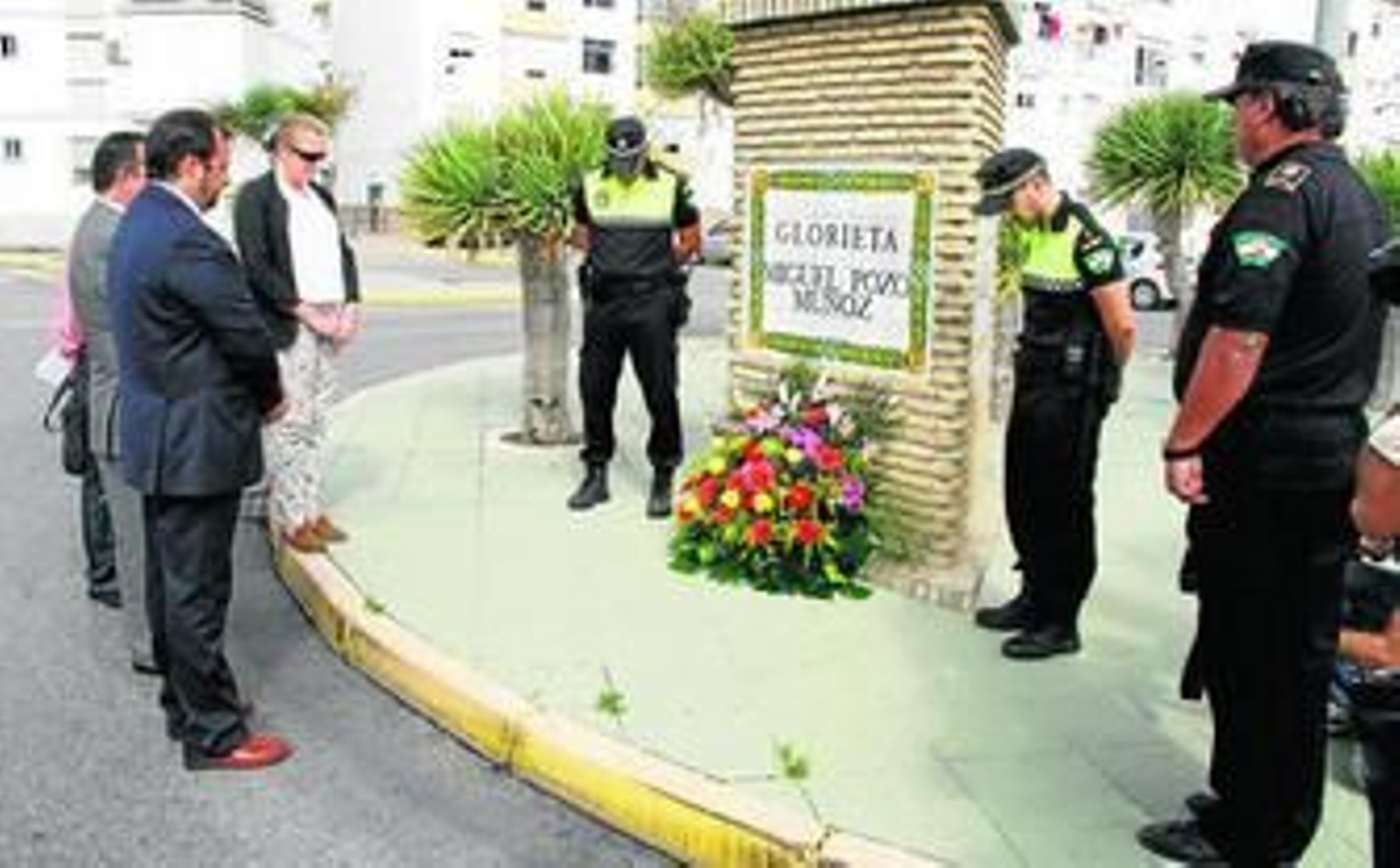 El alcalde, los concejales y mandos de la Policía Local, ayer durante la ofrenda floral en la glorieta Miguel del Pozo.