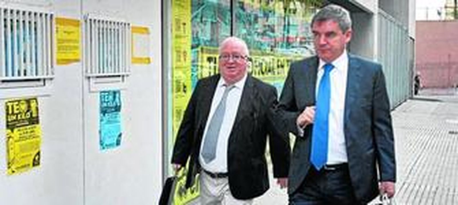 Carlos Medina (i) y Manuel Vizcaíno, en una imagen reciente a la entrada de la sede del Cádiz.