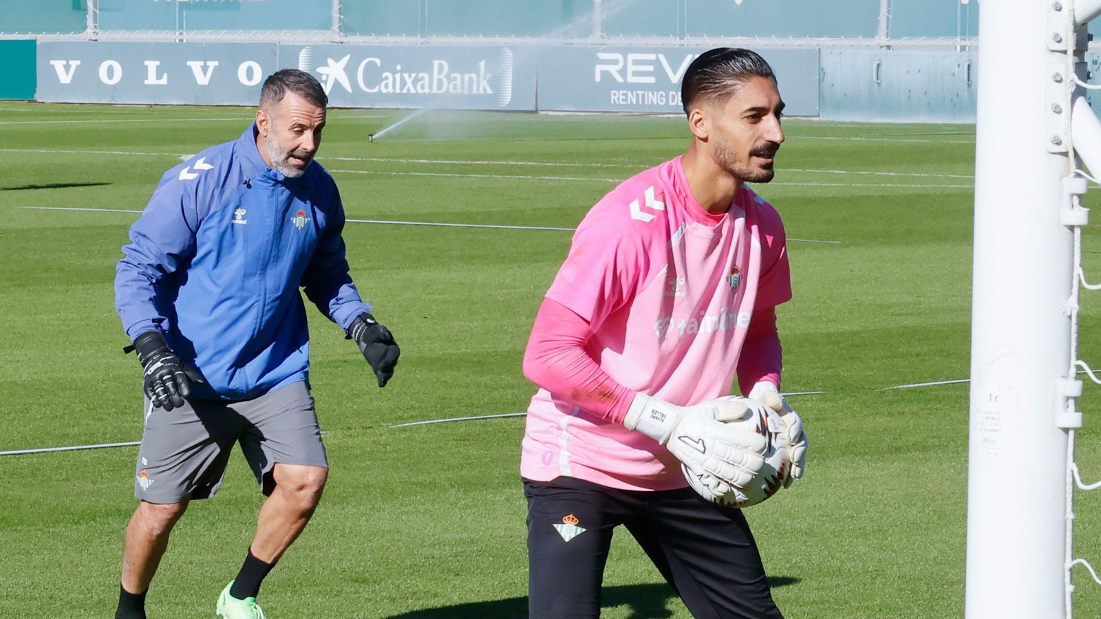 Álvaro Valles se ejercita bajo la supervisión de Toni Doblas.