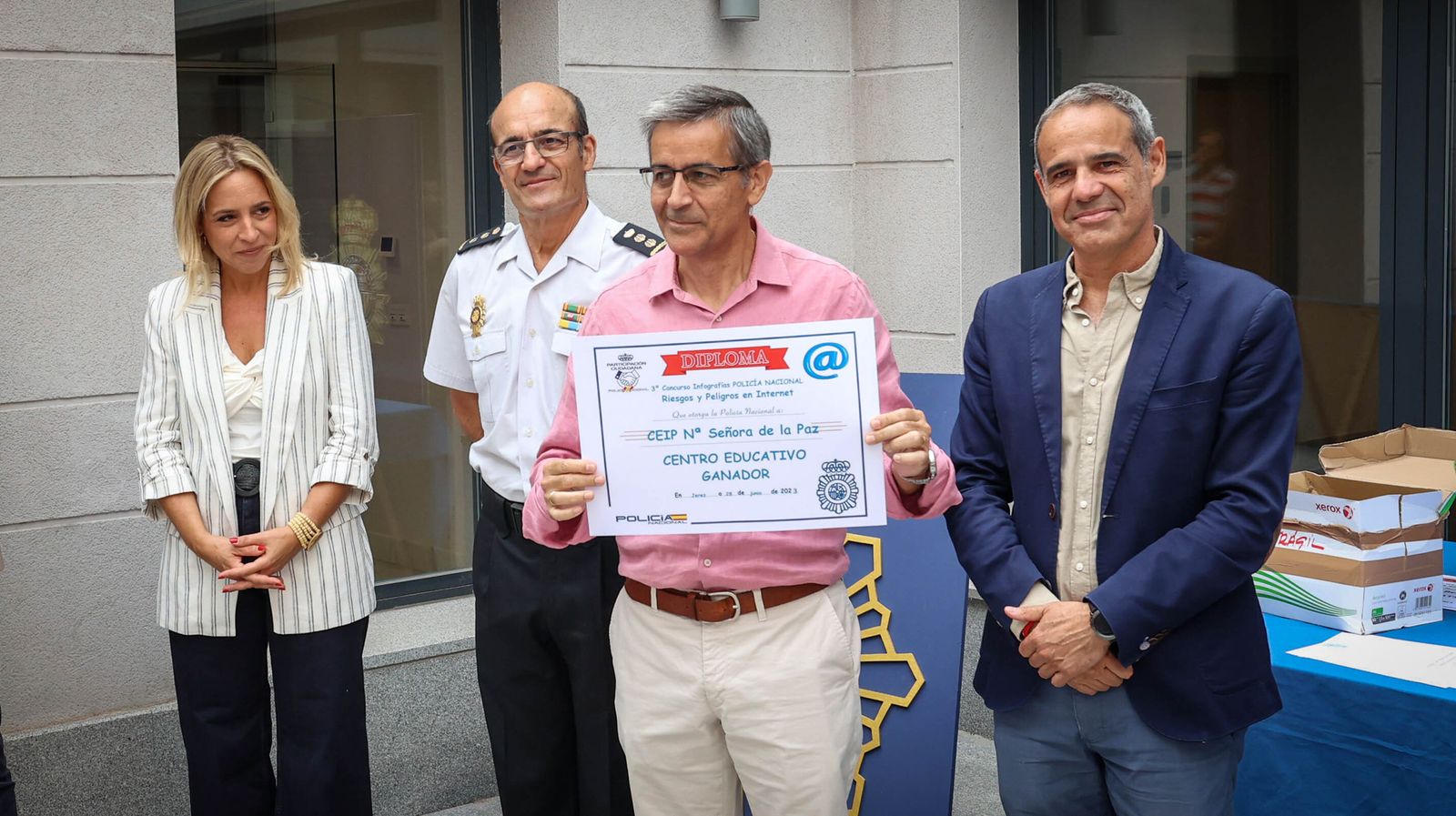La policía entrega los 3º Premios de Infografías Sobre el Riesgo de Internet a escolares de Jerez