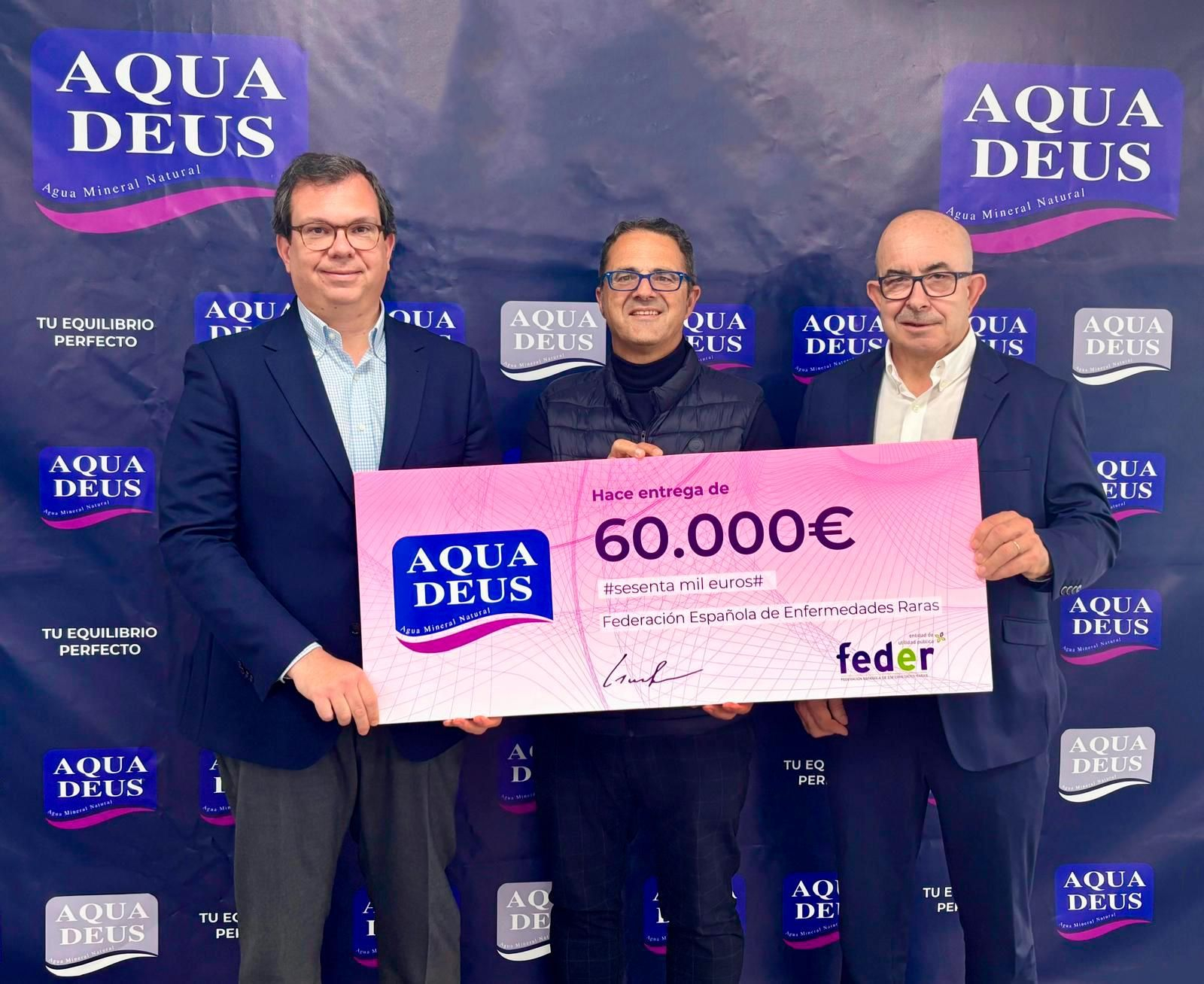 Adrián Perez, director general de Aquadeus, Juan Carrión, presidente de FEDER, y Julián Garre, director comercial de Aquadeus.
