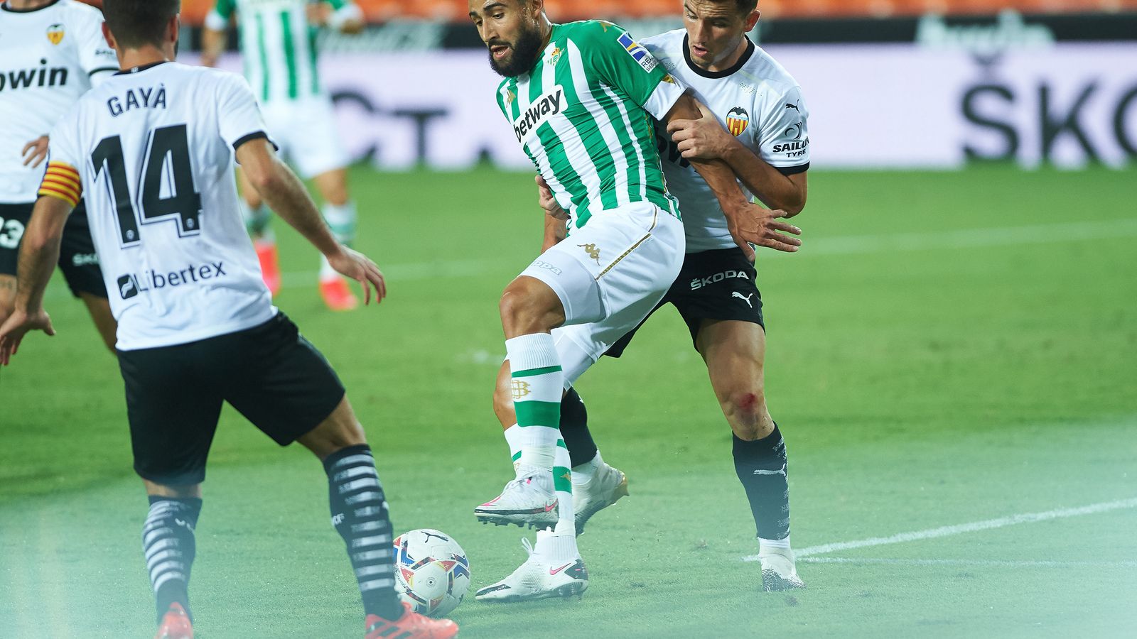 Fekir pugna por el control de balón con Guillamón y Gayà