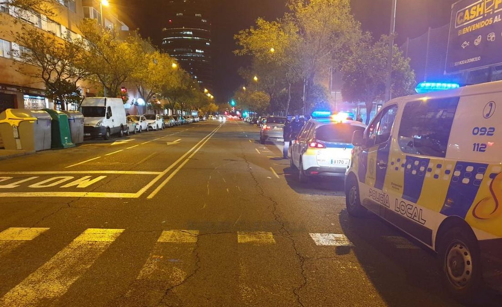 Dos furgones policiales acudieron al lugar en el que una motocicleta atropelló a un peatón en Ronda de Triana.