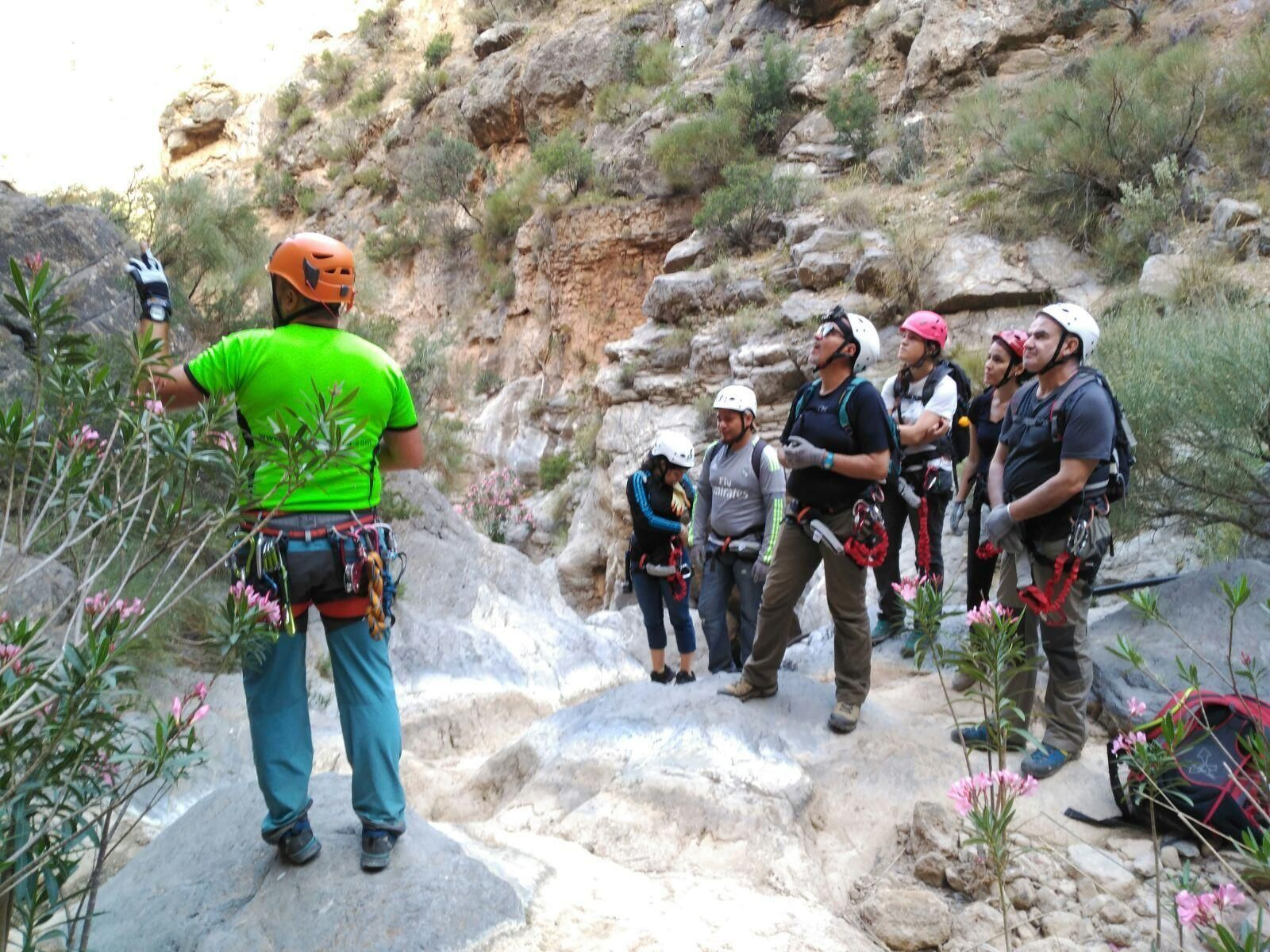 El grupo atiende las instrucciones marcadas por el guía que les acompañó en esta actividad.