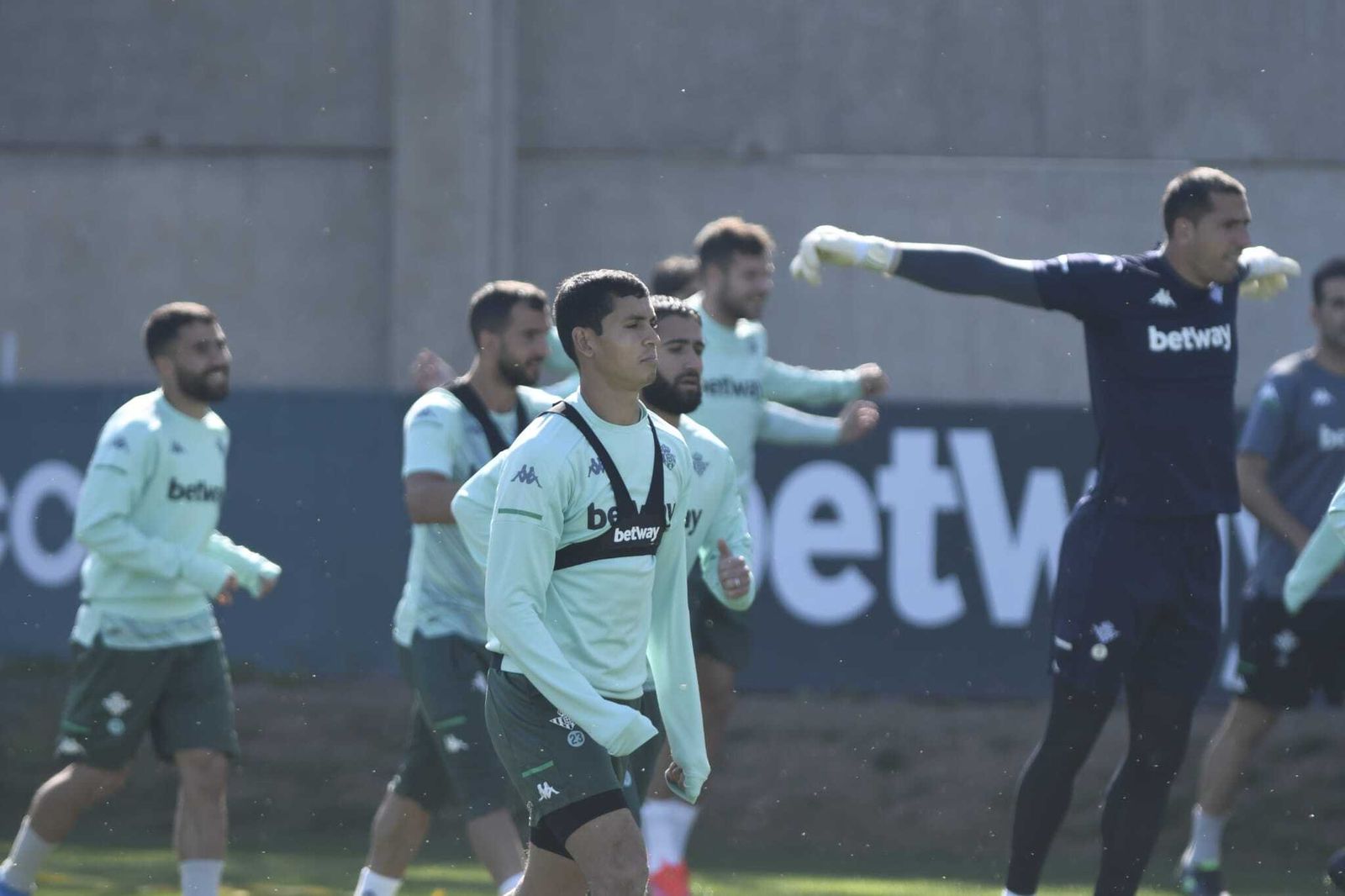 Aissa Mandi participa en el entrenamiento de este martes.