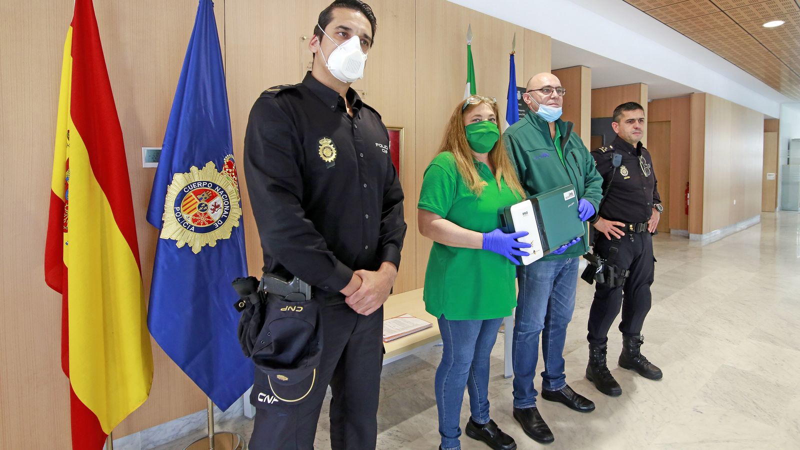 Un momento de la entrega del equipo en la comisaría.
