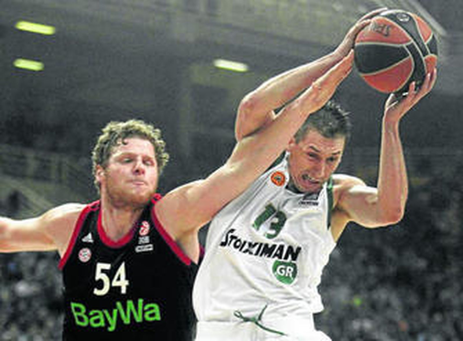 Bryant pelea un rebote con Diamantidis.