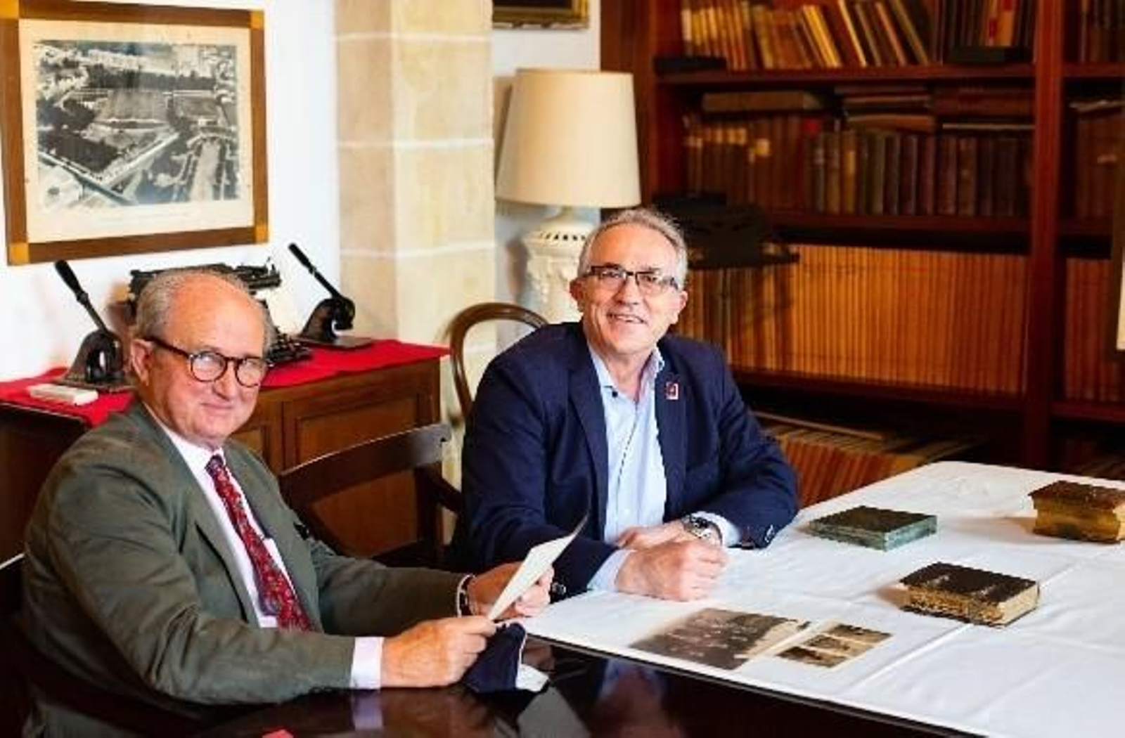 Miguel Rebuelta, presidente de la Fundación, y el académico José Luis Jiménez, durante la donación.