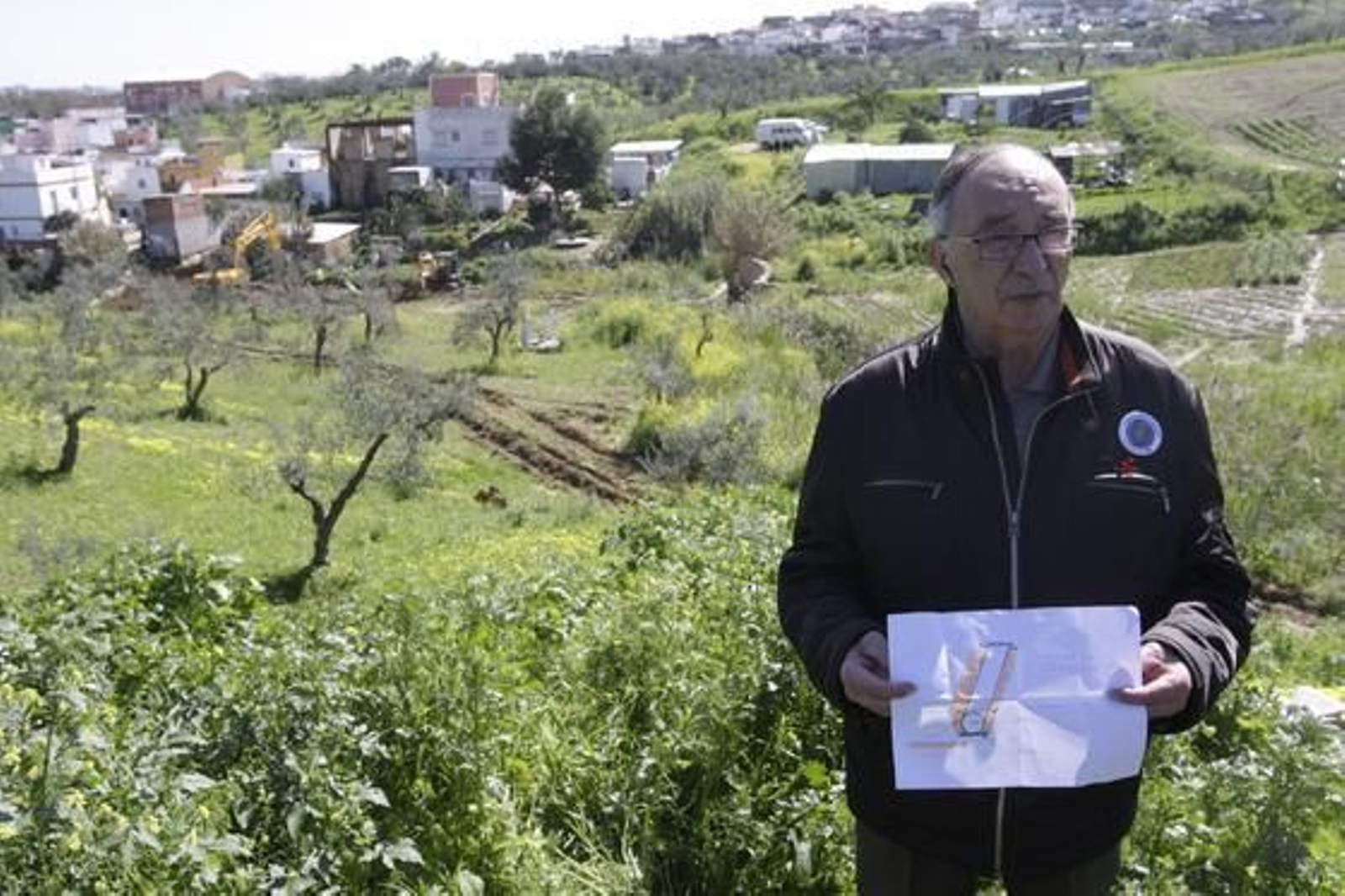 Dos excavadoras realizaron trabajos de búsqueda en Camas, donde han estado presentes el padre, el tío y el abuelo de Marta.  Foto: José Ángel García