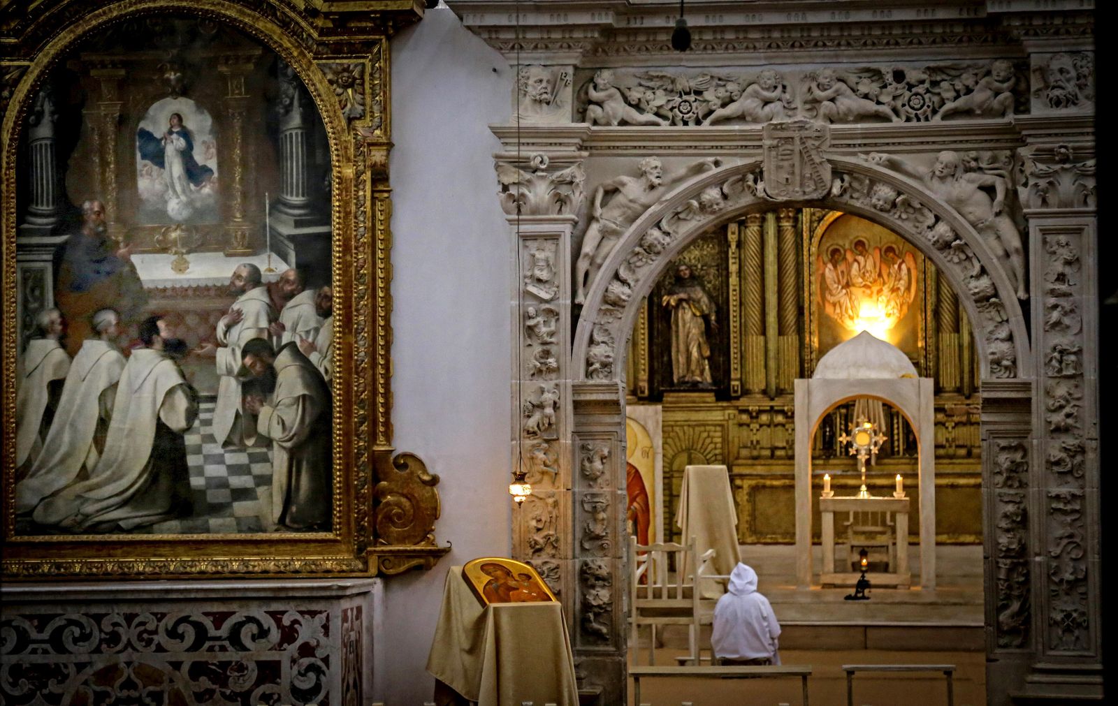 Una hermana de Belén, en el interior de la Cartuja.