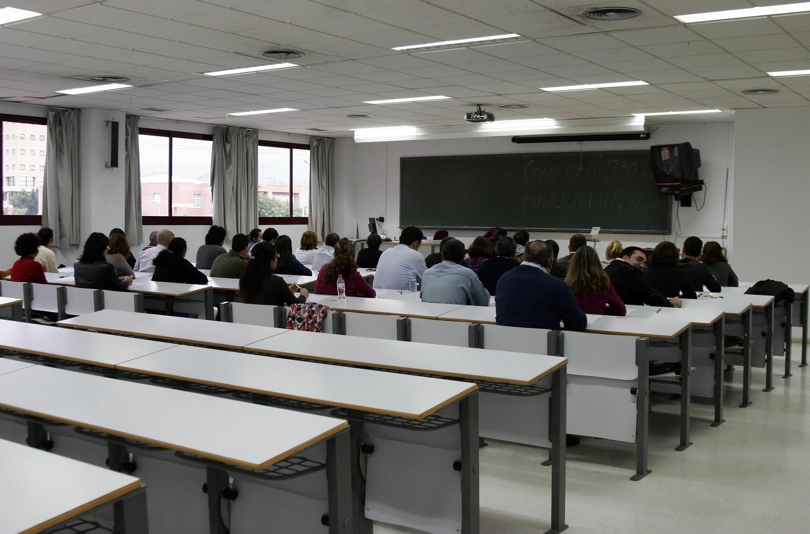 Un grupo de personas durante una oposición para un un puesto público.