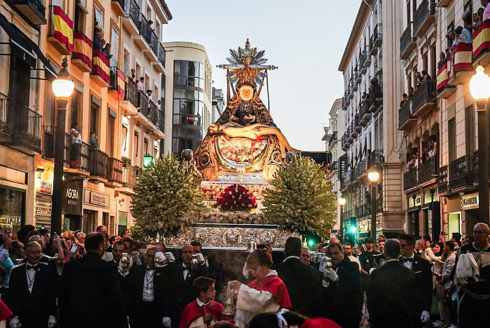 La procesión de la Virgen de las Angustias por Granada, en imágenes