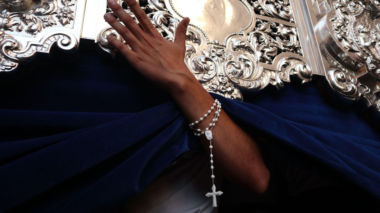 Costalero bajo el paso procesional de la Virgen de Consolación y Correa Costalero bajo el paso procesional de la Virgen de Consolación y Correa