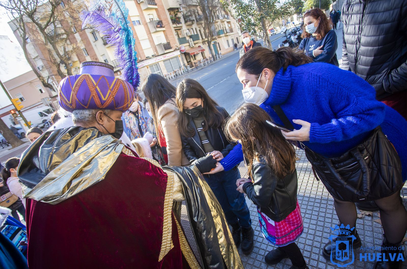 Imágenes de la visita de los Reyes Magos a los hospitales y residencias de mayores de Huelva