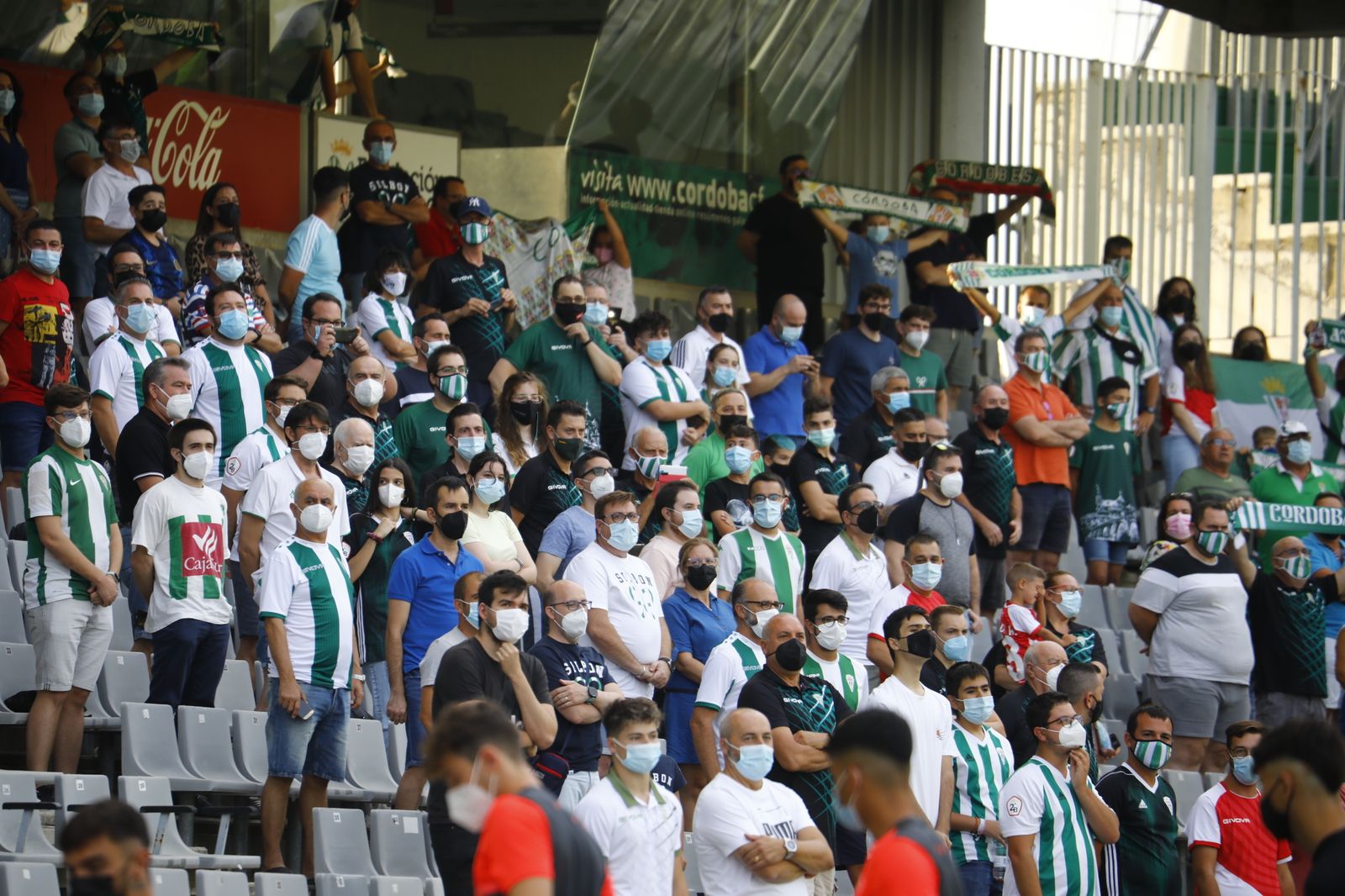 Varios aficionados cordobesistas, antes del inicio del partido.