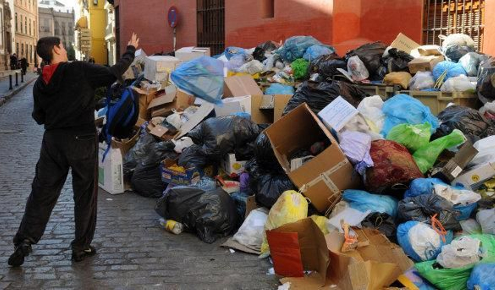 Los trabajadores de Lipasam recuerdan que queda por negociar la bolsa de peones