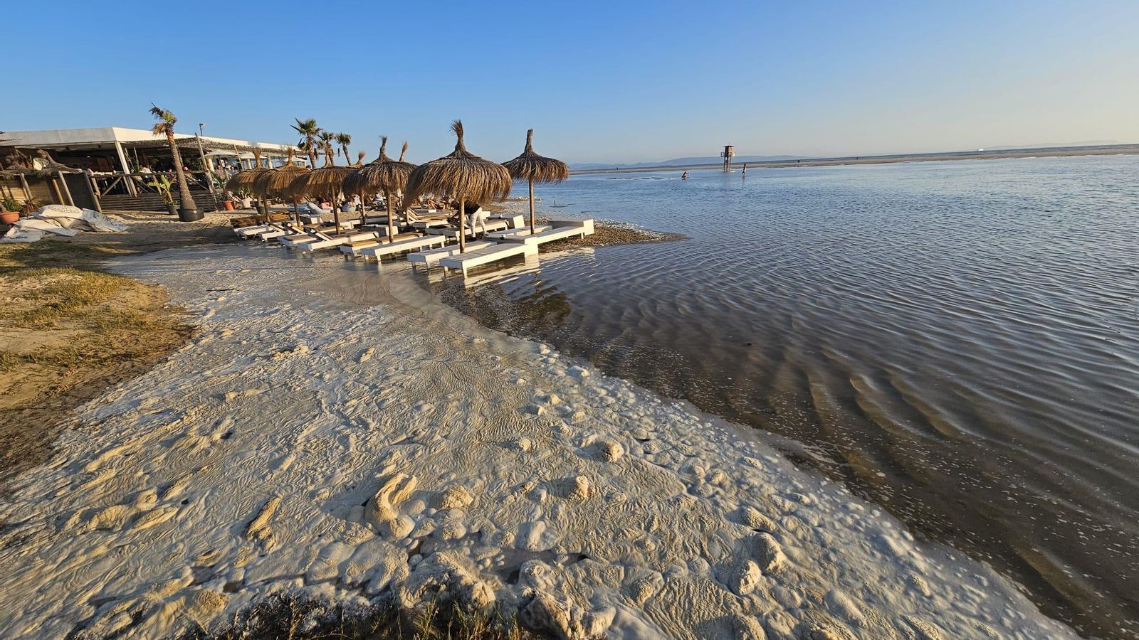 El agua del mar, a la altura de las tumbonas del chiringuito Carbones 13.