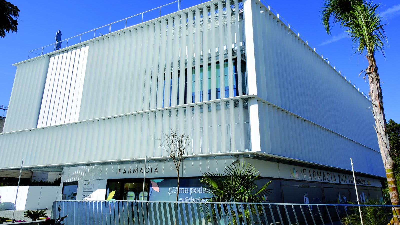 Exterior de la nueva Farmacia La Palmera.