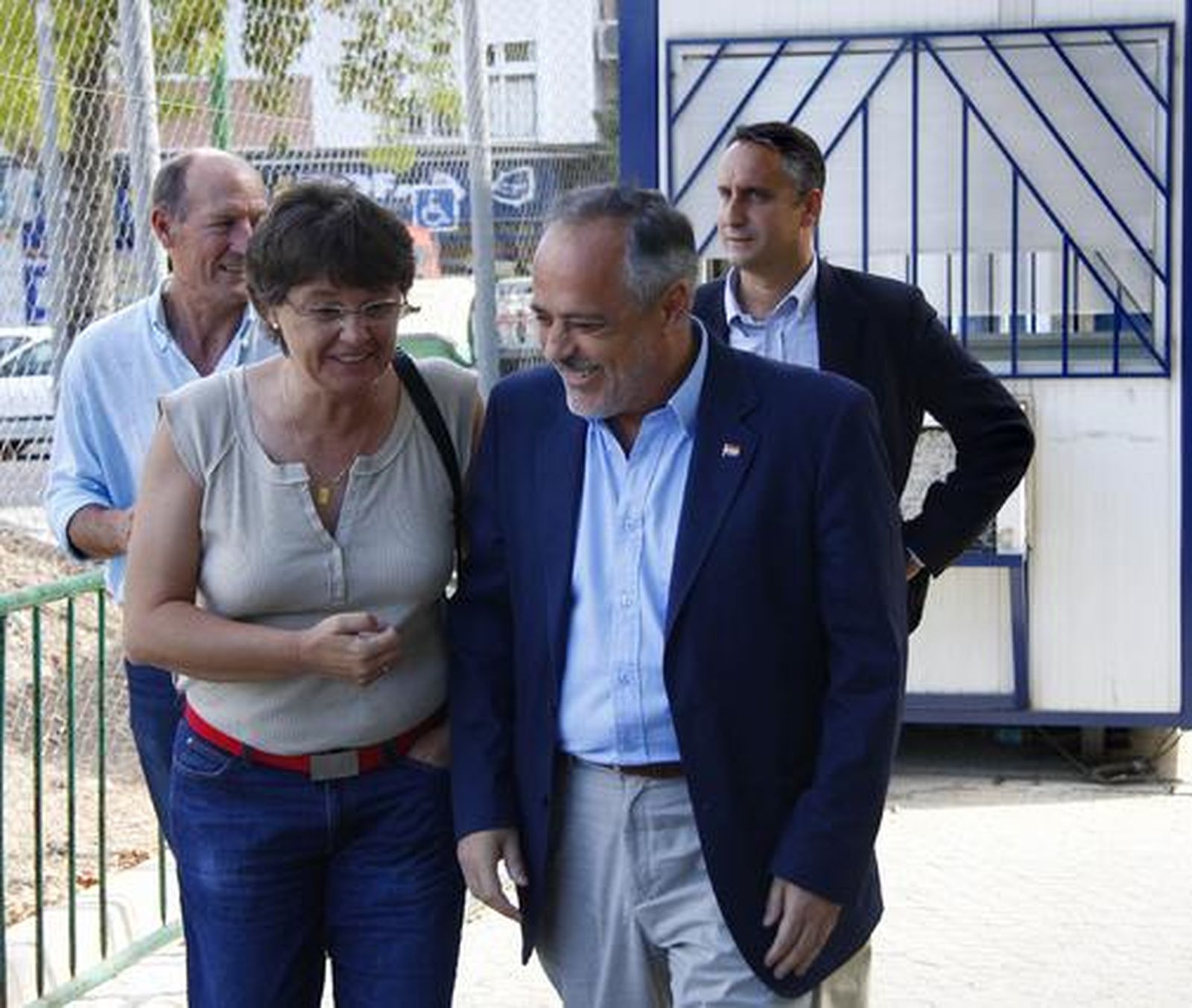El concejal de Juventud y Deportes, José Manuel García Martínez llega al Centro Deportivo Hytasa. 

Foto: Belén Vargas