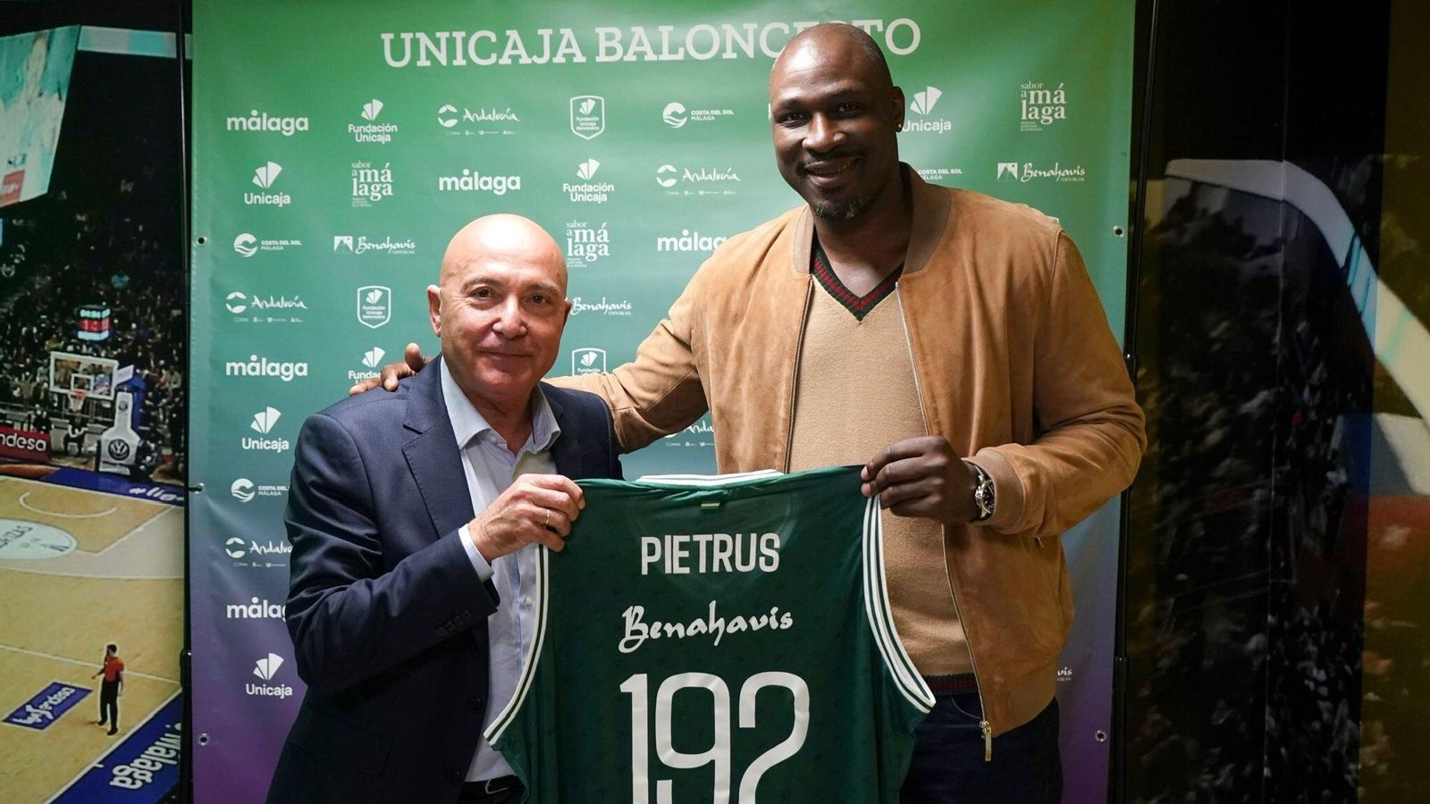 Pietrus recibió una camiseta de recuerdo.