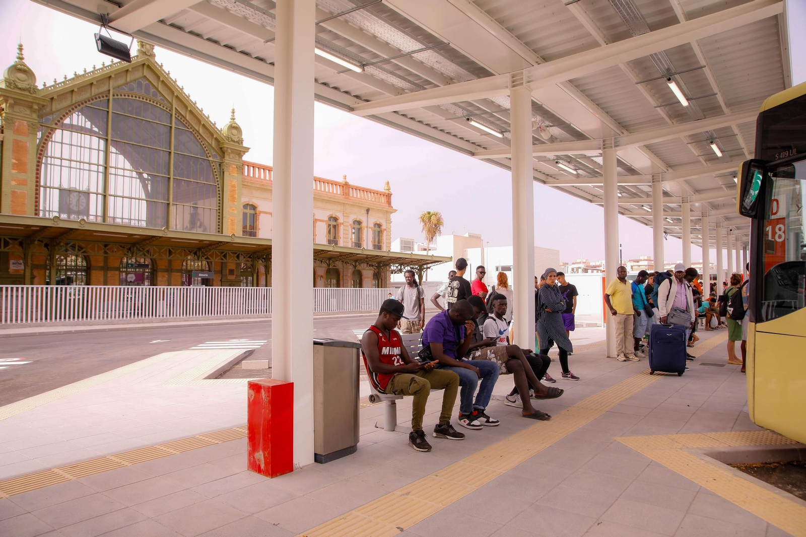 Imágenes del primer día de funcionamiento en la estación de bus en Almería